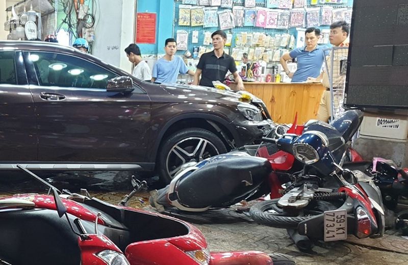 Khi đổ khỏi dốc cầu, đến giao lộ Trần Phú - Nguyễn Tri Phương, chiếc xe đâm vào hàng loạt xe máy tại giao lộ rồi lao vào cửa hàng bán phụ kiện điện thoại ở số 346 Trần Phú. (ảnh: TTXVN) 