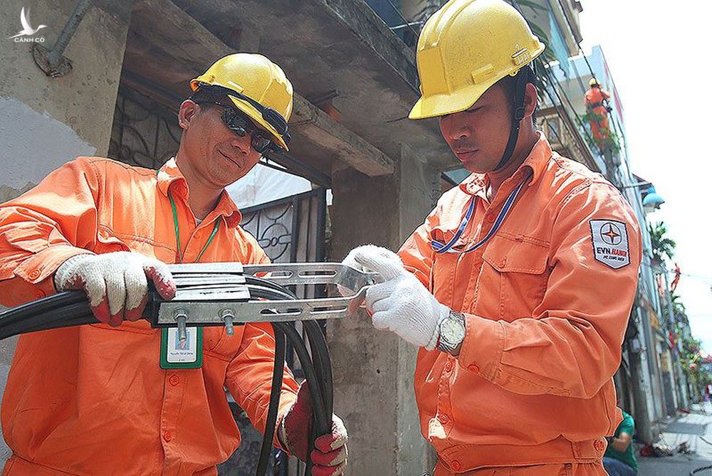 Công nhân Điện lực Hà Nội chuẩn bị bảo dưỡng đường dây khi nắng nóng. Ảnh: Ngọc Thành