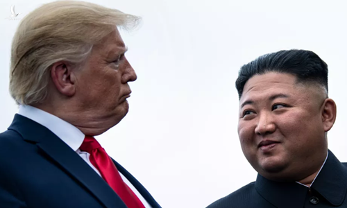 Tổng thống Mỹ Donald Trump (trái) và lãnh đạo Triều Tiên Kim Jong-un tại cuộc gặp ở Khu Phi quân sự liên Triều hôm 30/6. 