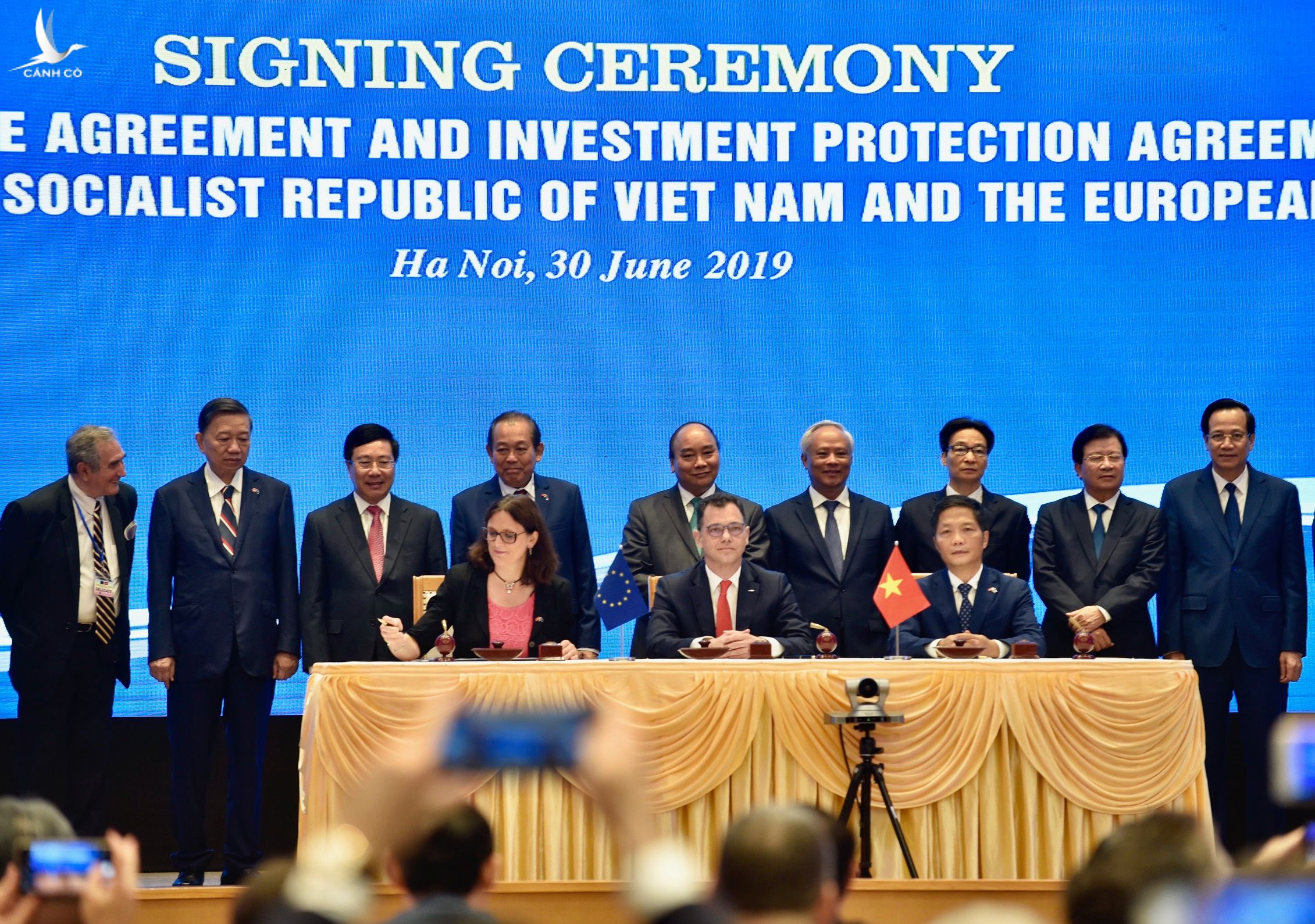 Thủ tướng Nguyễn Xuân Phúc chứng kiến lễ ký EVFTA và EVIPA