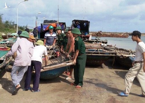 Biên phòng đồn Bạch Long Vỹ giúp ngư dân đưa các phương tiện đánh cá nhỏ từ âu cảng lên bờ trước khi bão số 2 đổ bộ.  