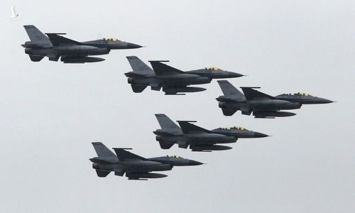Phi đội tiêm kích F-16A/B Đài Loan bay biểu diễn hồi năm 2018. Ảnh: Nikkei. 