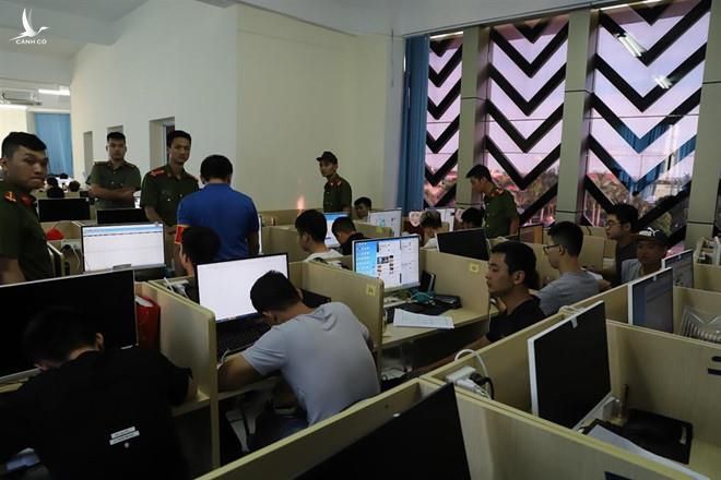 Công an tạm giữ gần 400 người Trung Quốc liên quan vụ đánh bạc qua mạng ở Hải Phòng. Ảnh: Bộ Công an. 
