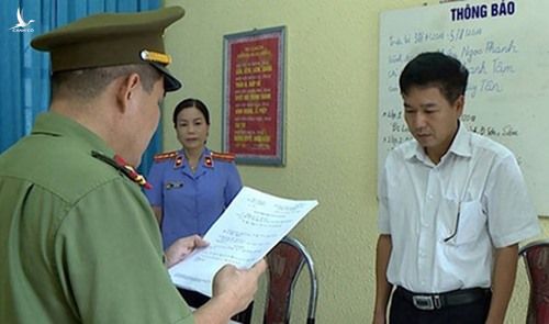 Bị can Trần Xuân Yến - cựu PGĐ Sở GD-ĐT Sơn La khi bị khởi tố. Ảnh: CA SL 