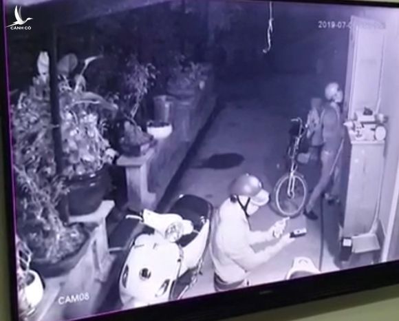 Cảnh băng trộm đột nhập vào nhà ông N. vào nửa đêm tại H.Củ Chi  /// Chụp màn hình 