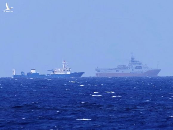 Tàu cá dân binh đi kèm bảo vệ tàu Hải Dương Địa chất 8 của Trung Quốc đang khảo sát trái phép khu vực bãi Tư Chính /// Ảnh: Ngư dân cung cấp
