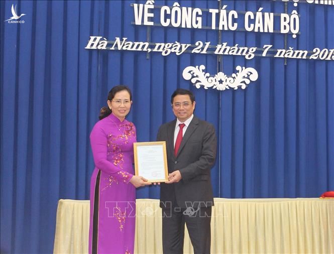 Trưởng ban Tổ chức Trung ương Phạm Minh Chính trao Quyết định của Bộ Chính trị cho đồng chí Lê Thị Thủy - Ảnh: Minh Châu
