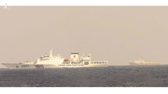 Tàu hải cảnh 3901 và tàu Hải Dương Địa chất 8 của Trung Quốc hoạt động trái phép tại khu vực bãi Phúc Tần - Tư Chính /// ngư dân cung cấp