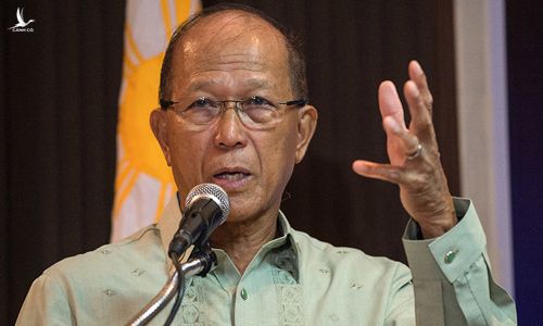 Bộ trưởng Quốc phòng Philippines Delfin Lorenzana.  