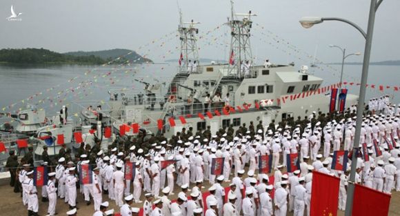 Lực lượng hải quân Campuchia tại lễ tiếp nhận 9 tàu tuần tra do Trung Quốc tặng tại căn cứ hải quân ở Sihanoukville năm 2007 /// Ảnh chụp màn hình Sputnik