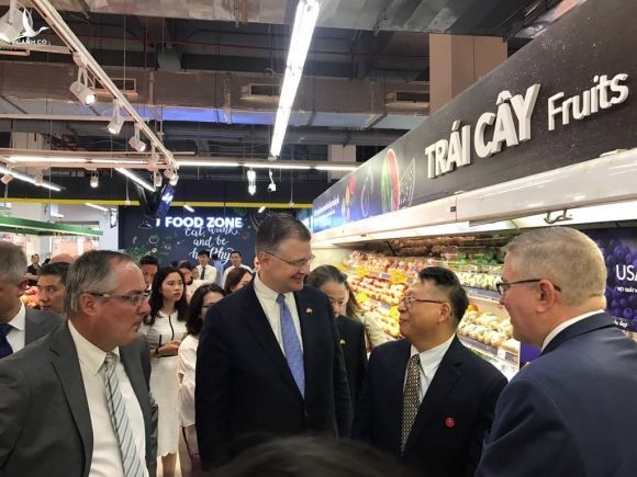Đại sứ Mỹ đi siêu thị Việt quảng bá quả việt quất