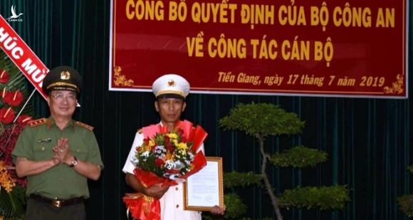 Thượng tướng Nguyễn Văn Thành chúc mừng đại tá Nguyễn Văn Nhựt trên cương vị mới  /// ẢNH: BẮC BÌNH