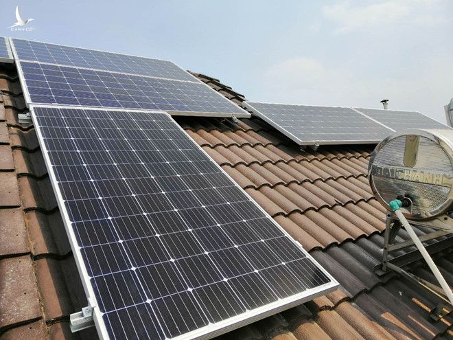 Lắp các tấm pin năng lượng mặt trời trên mái nhà. 