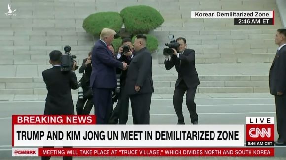 'Thời khắc lịch sử' ông Trump bước sang đất Triều Tiên gặp Kim Jong Un