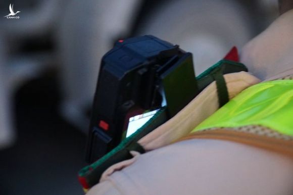 Hé lộ về camera mini tự động phát hiện vi phạm gắn trên ngực áo CSGT - 5