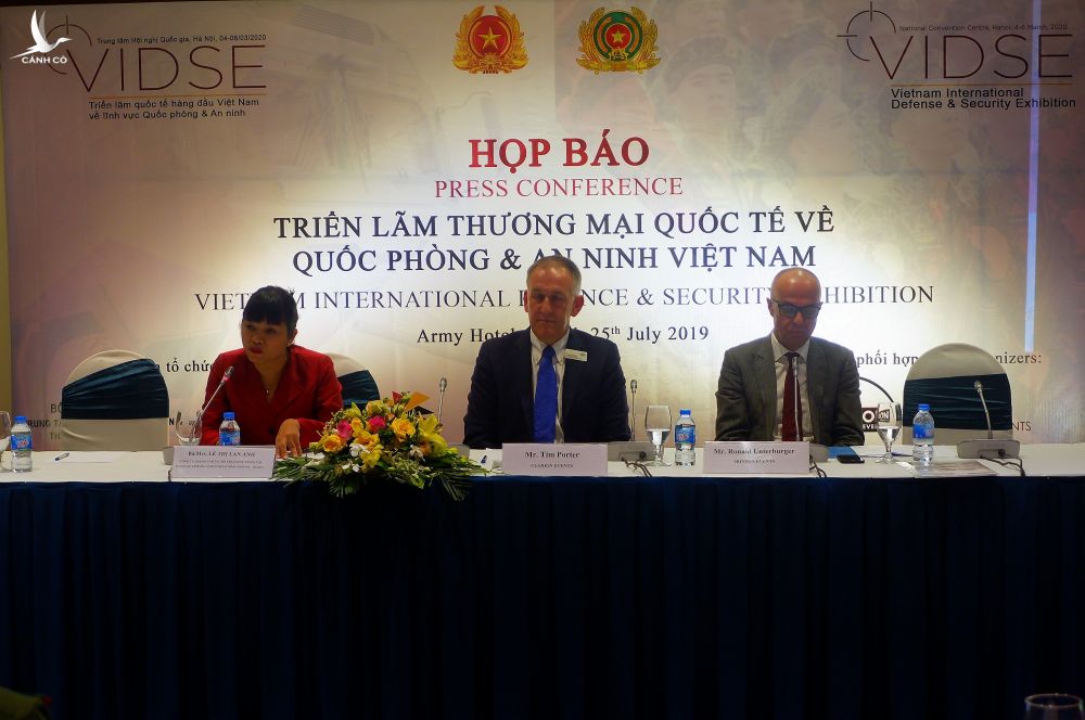  Đại diện các đơn vị tổ chức Triển lãm Quốc tế về Quốc phòng và an ninh Việt Nam.