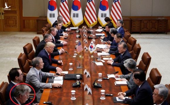 Vì sao TT Trump đẩy "siêu diều hâu" đi Mông Cổ đúng thời điểm diễn ra cuộc gặp với ông Kim Jong Un tại DMZ?
