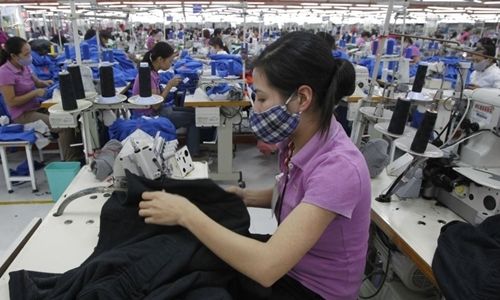 Công nhân trong một nhà máy may ở ngoại thành Hà Nội.  