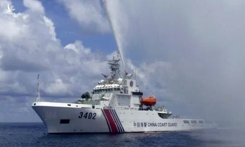Tàu hải cảnh Trung Quốc phun vòi rồng về phía tàu cá Philippines gần bãi cạn Scarborough năm 2015. 