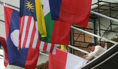 Cờ các nước ASEAN được treo bên ngoài Trung tâm Hội nghị Bangkok, Thái Lan hôm nay. Ảnh: Bangkok Post.