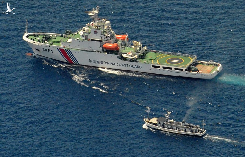 Tàu hải cảnh Trung Quốc chặn tàu tiếp tế Philippines đang lại gần Bãi Cỏ Mây hồi năm 2014. Bãi này thuộc quần đảo Trường Sa của Việt Nam nhưng đang bị Philippines kiểm soát. Ảnh: AFP. 