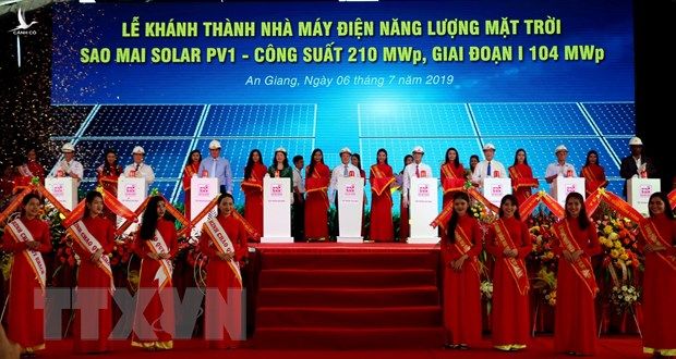 Các đại biểu nhấn nút đóng điện Nhà máy điện Mặt Trời Sao Mai Solar PV1.  