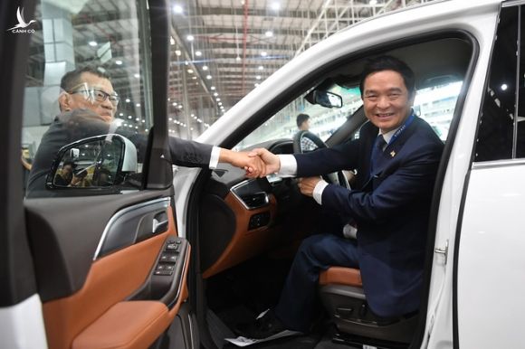 Lần đầu lái chiếc xe 1,4 tỷ đồng của VinFast, sếp Địa ốc Hoà Bình cảm thán: Êm hơn cả BMW hay Mercedes - Ảnh 1.