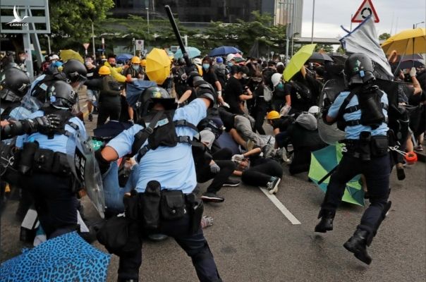 Cảnh sát không ngần ngại sử dụng vũ lực với những người biểu tình quá khích