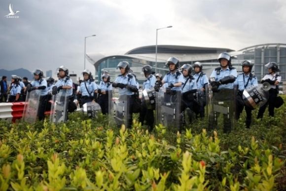 Hàng ngàn người biểu tình ở Hong Kong, đụng độ với cảnh sát