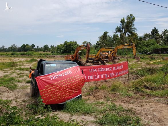 Công nhân treo băngrôn tại dự án đường cao tốc Trung Lương - Mỹ Thuận để đòi lương - Ảnh: CTV 