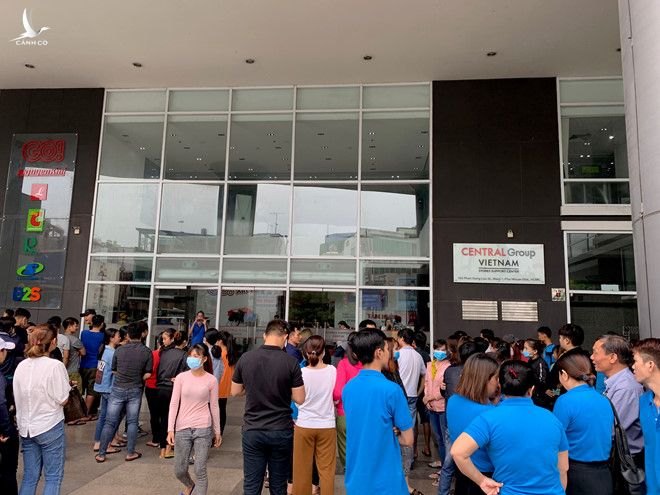 Các doanh nghiệp may mặc tập trung đến trụ sở Central Group Việt Nam mỗi lúc một đông.