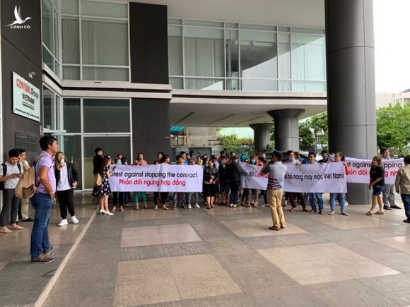 Các nhà cung ứng hàng may mặc cho BigC giăng biểu ngữ phản đối trước trụ sở Central Group Việt Nam chiều nay (3.7) /// CTV