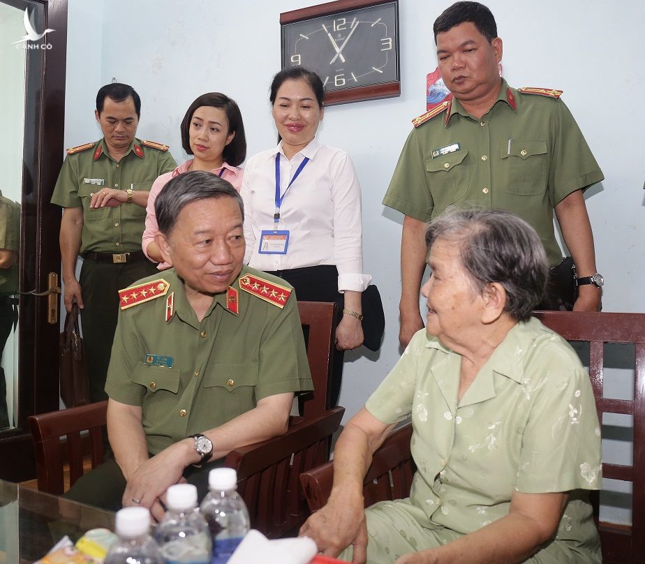 Bộ trưởng Tô Lâm thăm hỏi, động viên bà Nguyễn Thị Thanh, vợ liệt sỹ Nguyễn Bắc Thảo.