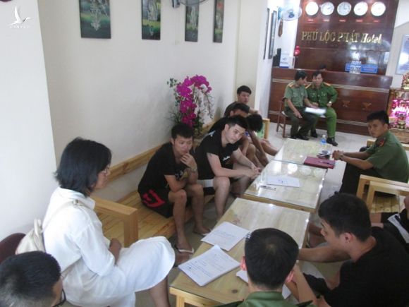 Những người Trung Quốc bị phát hiện tổ chức đánh bạc qua mạng tại khách sạn Phú Lộc Phát /// Văn Tiến