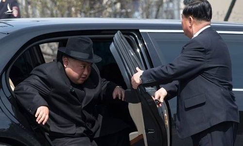 Lãnh đạo Triều Tiên Kim Jong-un bước xuống từ ôtô bọc thép để tới gặp mặt Tổng thống Nga Vladimir Putin ở Vladivostok hồi tháng 4. Ảnh: AP. 