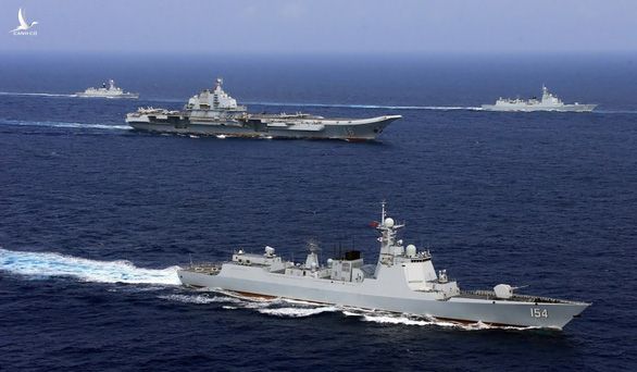 Tàu sân bay Liêu Ninh (giữa) của Trung Quốc tham gia một cuộc tập trận quân sự ở Thái Bình Dương hồi tháng 4-2018 - Ảnh: REUTERS 