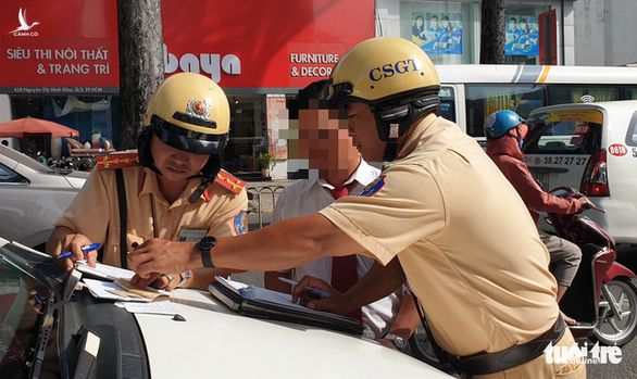 CSGT Đội Bến Thành, TP.HCM xử lý trường hợp vi phạm đầu tiên trong đợt ra quân trên đường Nguyễn Thị Minh Khai - Ảnh: MINH HÒA 