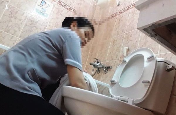 Kinh hoàng dùng khăn tắm lau bồn cầu, sàn toilet ở khách sạn 3 sao