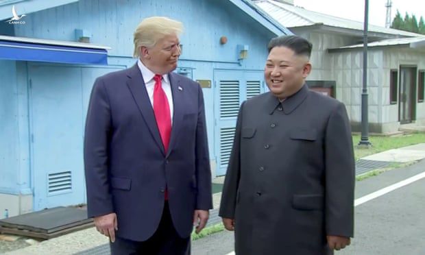 Tổng thống Trump trò chuyện cùng Chủ tịch Kim Jong-un ở biên giới liên Triều. 