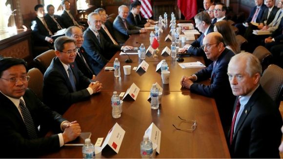 Ông Peter Navarro (hàng đầu bên phải) trong cuộc đàm phán thương mại với phái đoàn Trung Quốc tại Nhà Trắng hồi tháng 1 /// Reuters