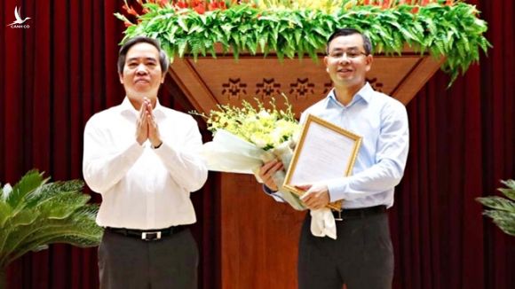 Ông Nguyễn Văn Bình, trao quyết định cho ông Ngô Văn Tuấn (phải) giữ chức Phó bí thư Tỉnh ủy Hòa Bình /// Ảnh baohoabinh.vn