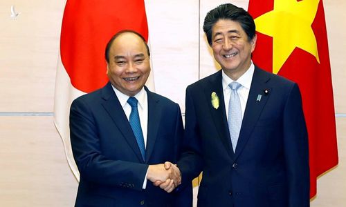 Thủ tướng Nhật Bản Abe, phải, hội đàm với Thủ tướng Việt Nam Nguyễn Xuân Phúc hôm nay.  