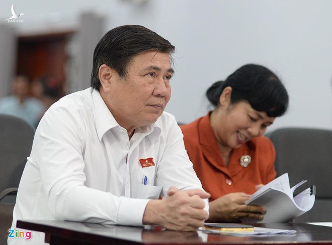 Chủ tịch UBND TP.HCM tiếp xúc cử tri quận 1. Ảnh: Quang Huy. 