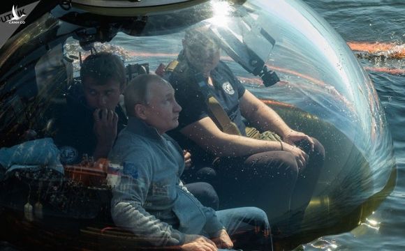 Ông Putin xuống đáy biển thăm xác tàu ngầm "Cá hồi" của Liên Xô