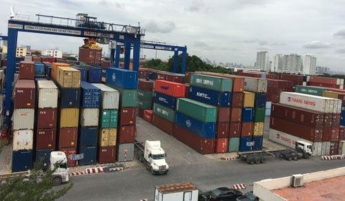 Các container phế liệu ùn ứ tại cảng Cát Lái.