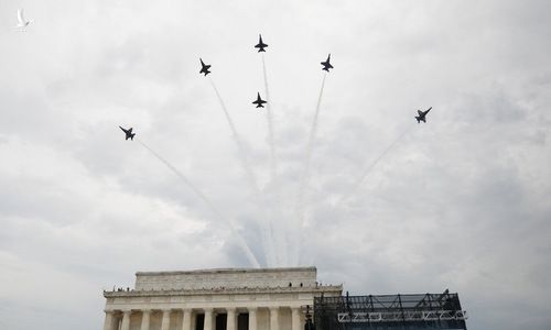 Phi đội Blue Angels biểu diễn trên đài tưởng niệm Lincoln. Ảnh: Reuters.