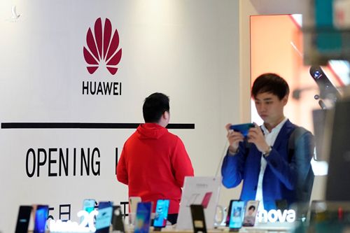 Người dùng trải nghiệm điện thoại thông minh của Huawei tại trung tâm thương mại ở Thượng Hải hôm 16/5. 