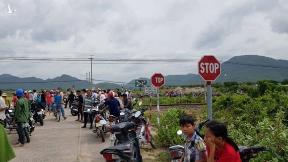 Tai nạn ở Bình Thuận: Tàu lửa tông xe 16 chỗ, 3 người tử vong tại chỗ - ảnh 1