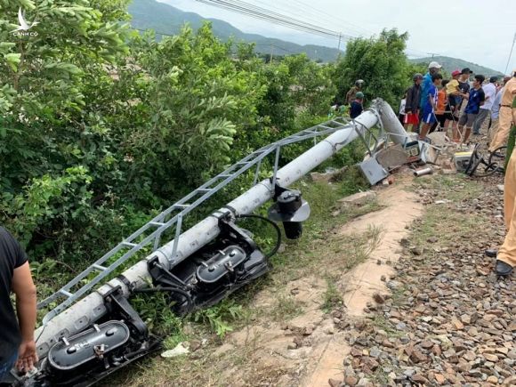 Tai nạn ở Bình Thuận: Tàu lửa tông xe 16 chỗ, 3 người tử vong tại chỗ - ảnh 5