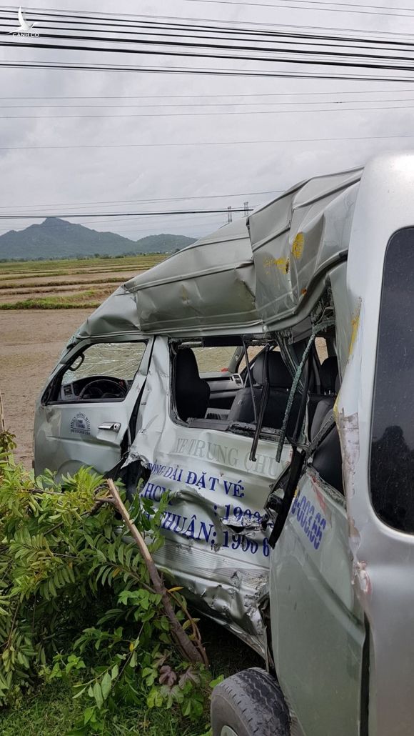 Tai nạn ở Bình Thuận: Tàu lửa tông xe 16 chỗ, 3 người tử vong tại chỗ - ảnh 3